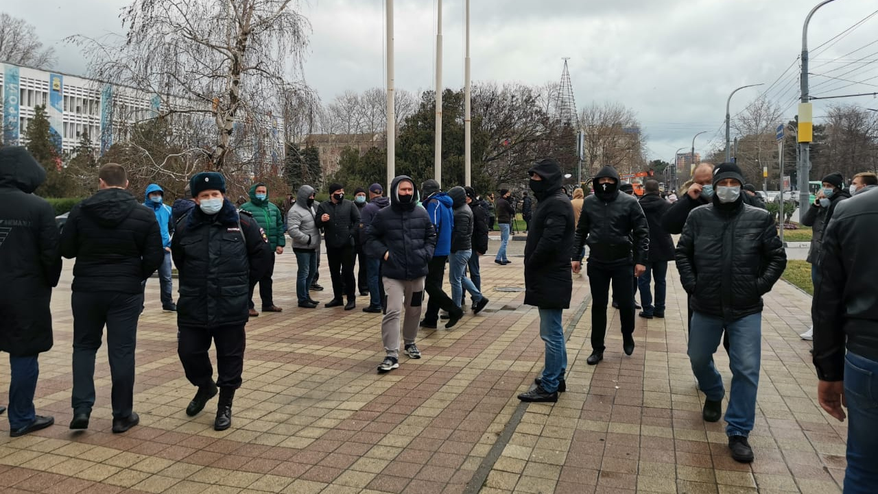 Протестующие возле здания администрации Новороссийска