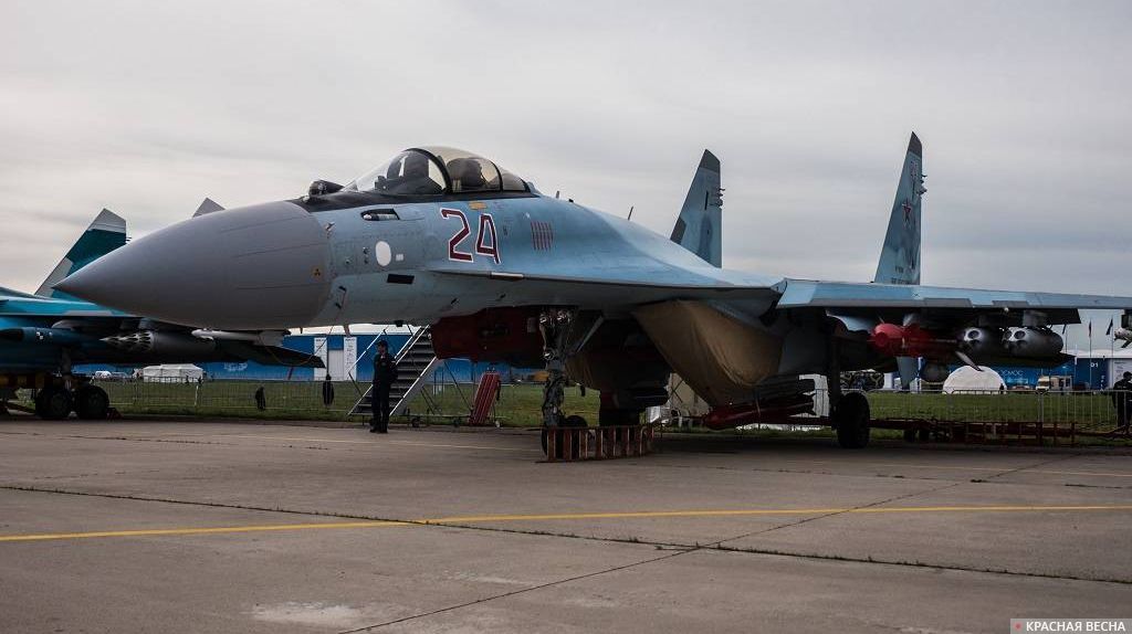 Сверхманевренный истребитель Су-35. МАКС