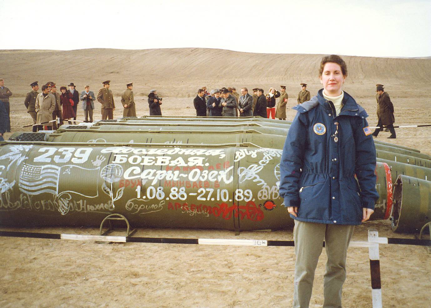 Эйлин Маллой — руководитель группы контроля за вооружениями при посольстве США в Москве на фоне ракет подлежащих утилизации на базе Сары-Озек. 11 мая 1990