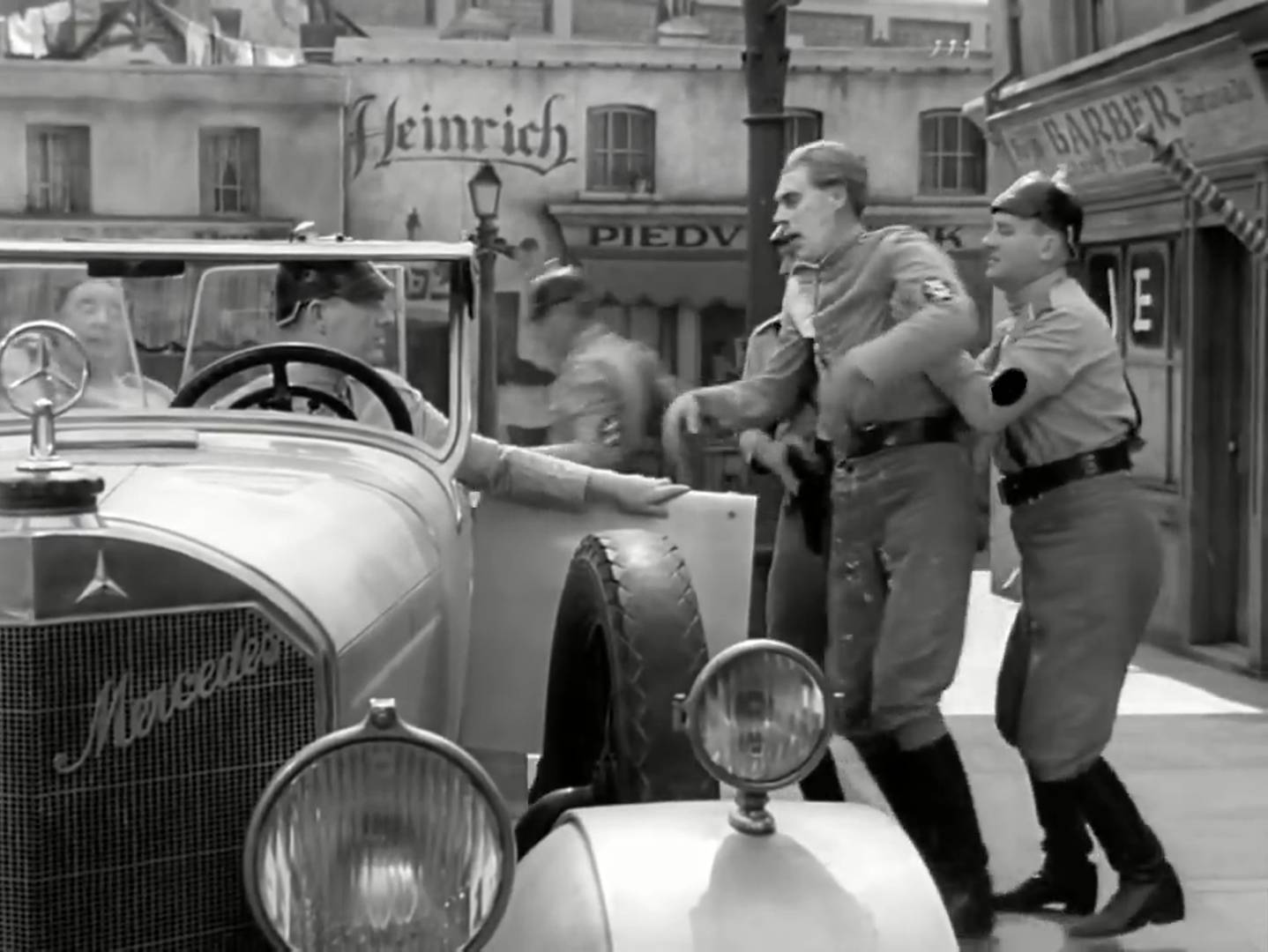 Один фашистский лидер усаживает другого в автомобиль