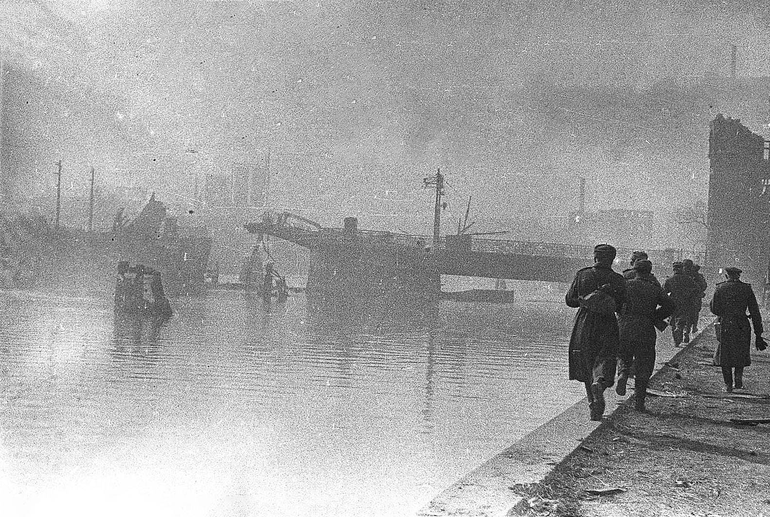 Михаил Савин. Советские бойцы идут по набережной разрушенного Кенигсберга. 9 апреля 1945 г.