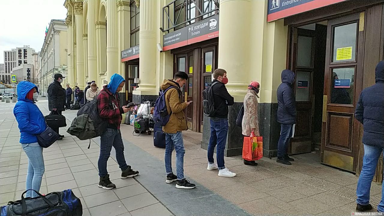Очередь на вход в Ленинградский вокзал