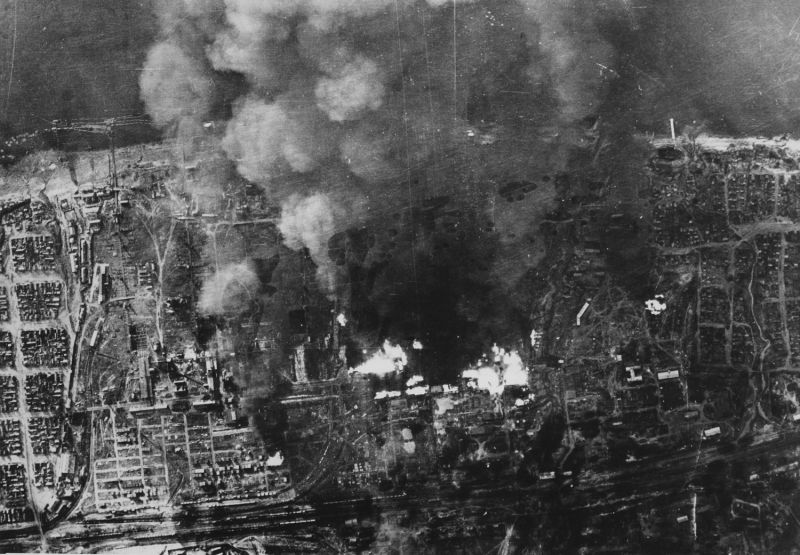 Немецкая аэрофотосъемка горящего района Сталинграда после бомбардировки