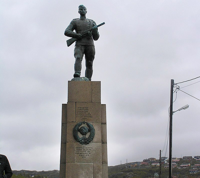 Памятник солдатам Красной Fрмии на площади Руаля Амундсена (Киркенес)