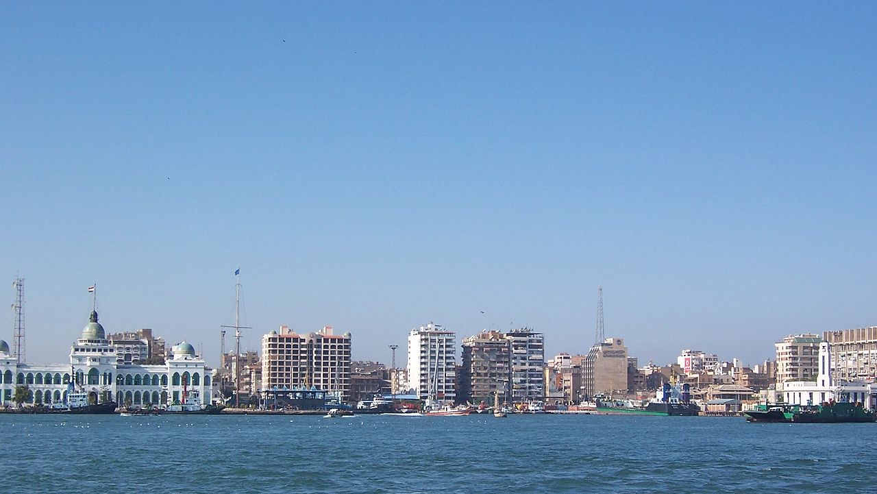 Панорама Порт-Саида, слева-здание администрации Суэцкого канала[(cc)Daniel Csörföly]