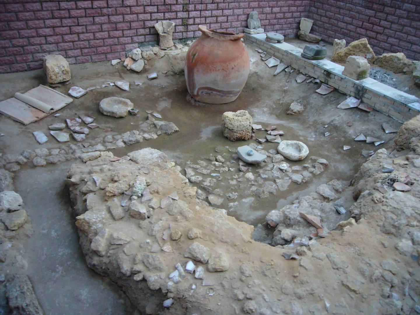 Фрагмент экспозиции археологического комплекса городища древнегреческого поселения Керкинитиды перед Краеведческим музеем Евпатории