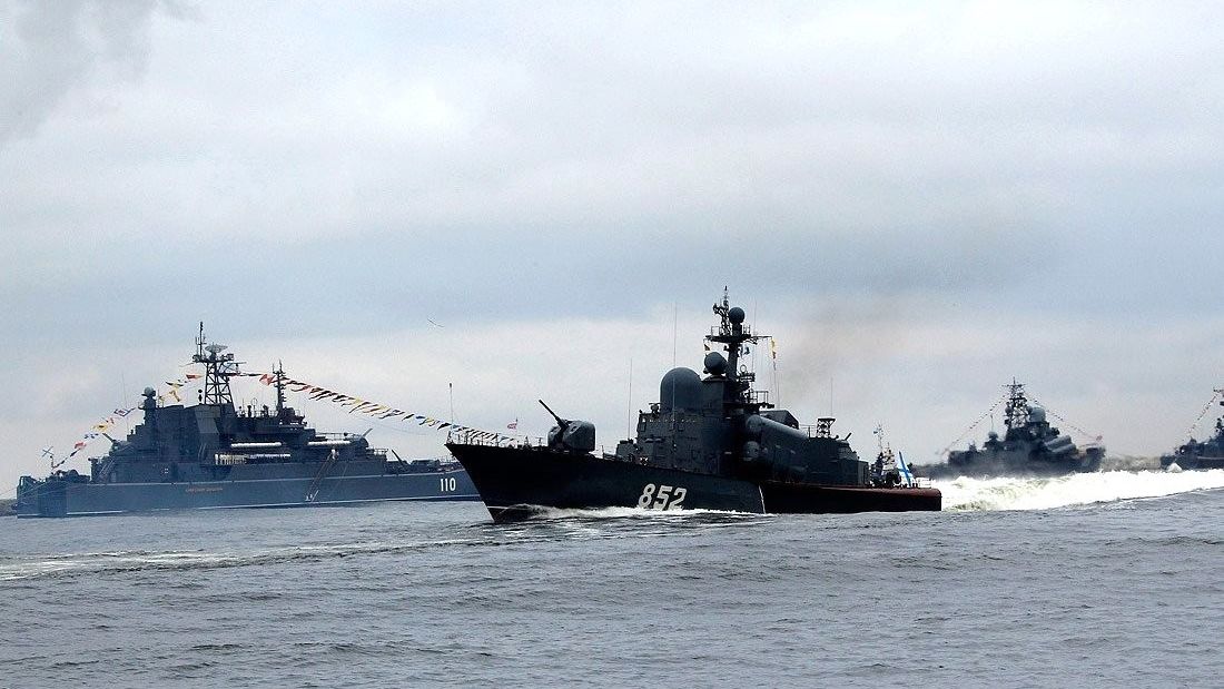 Парад боевых кораблей в честь дня Военно-Морского Флота.