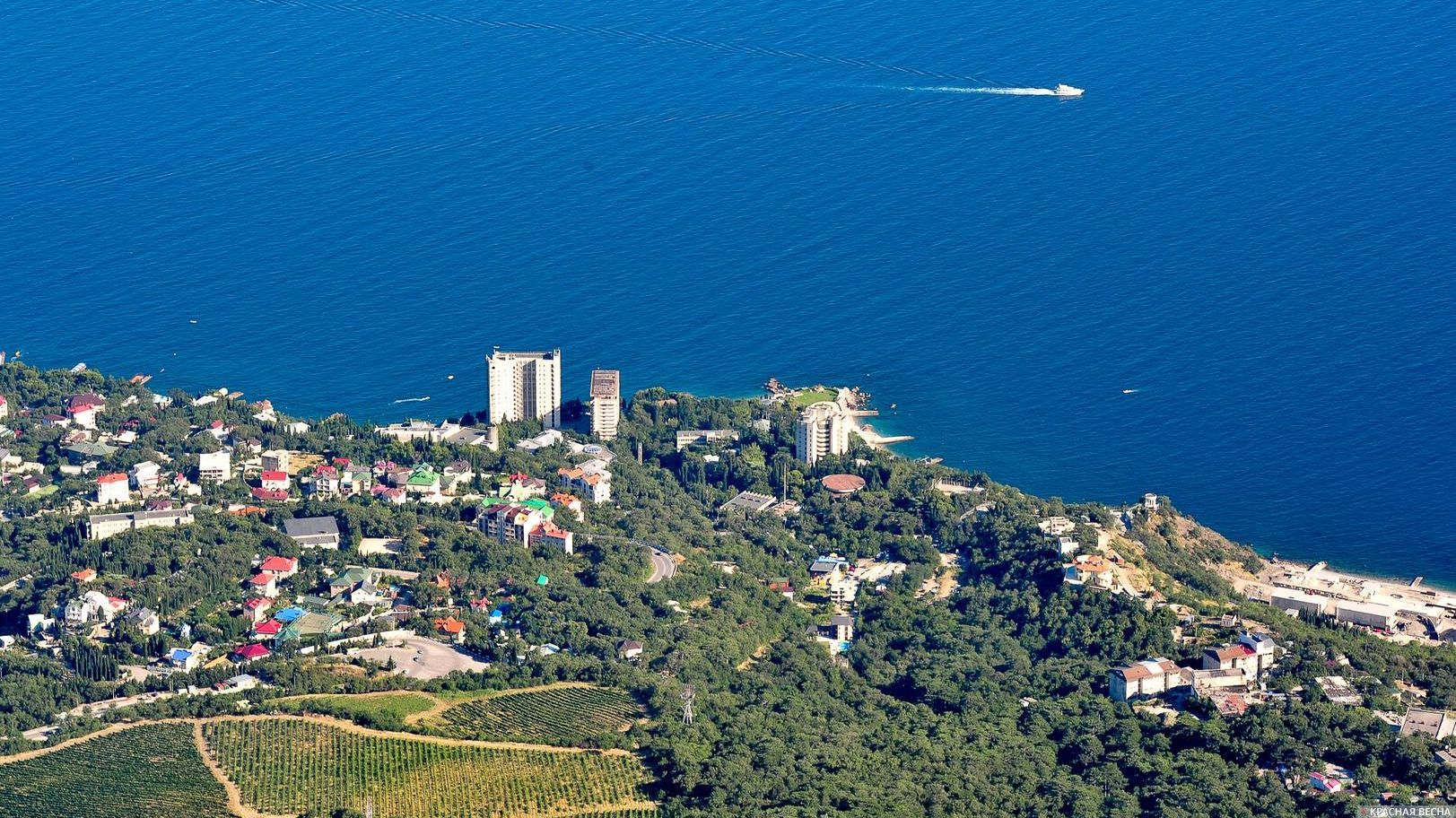Вид на южное побережье Крыма с горы Ай-Петри