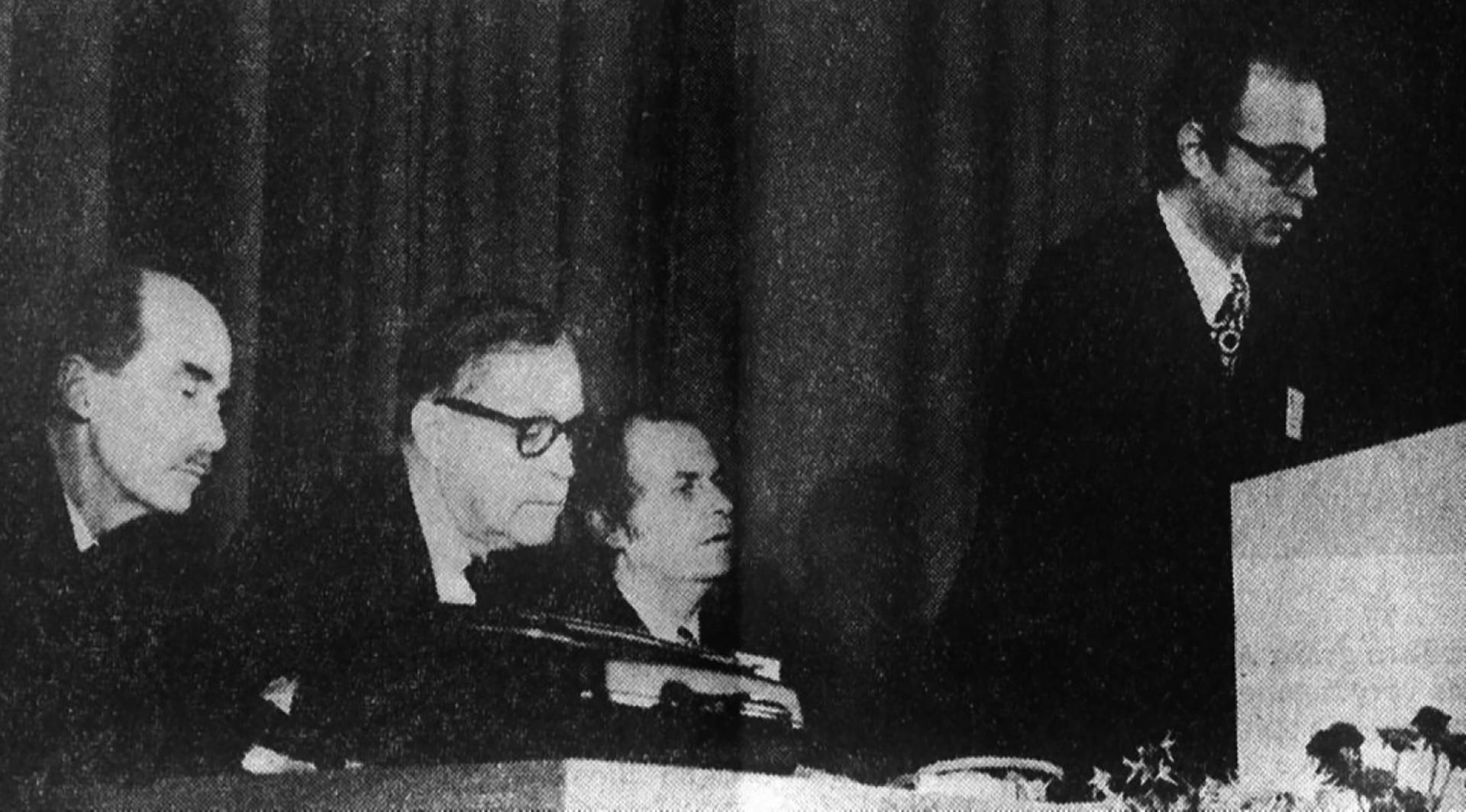 Клаус Шваб (стоит) приветствует участников первого Европейского управленческого форума (ныне — Всемирный экономический форум в Давосе). Отто фон Габсбург — крайний слева. 1971
