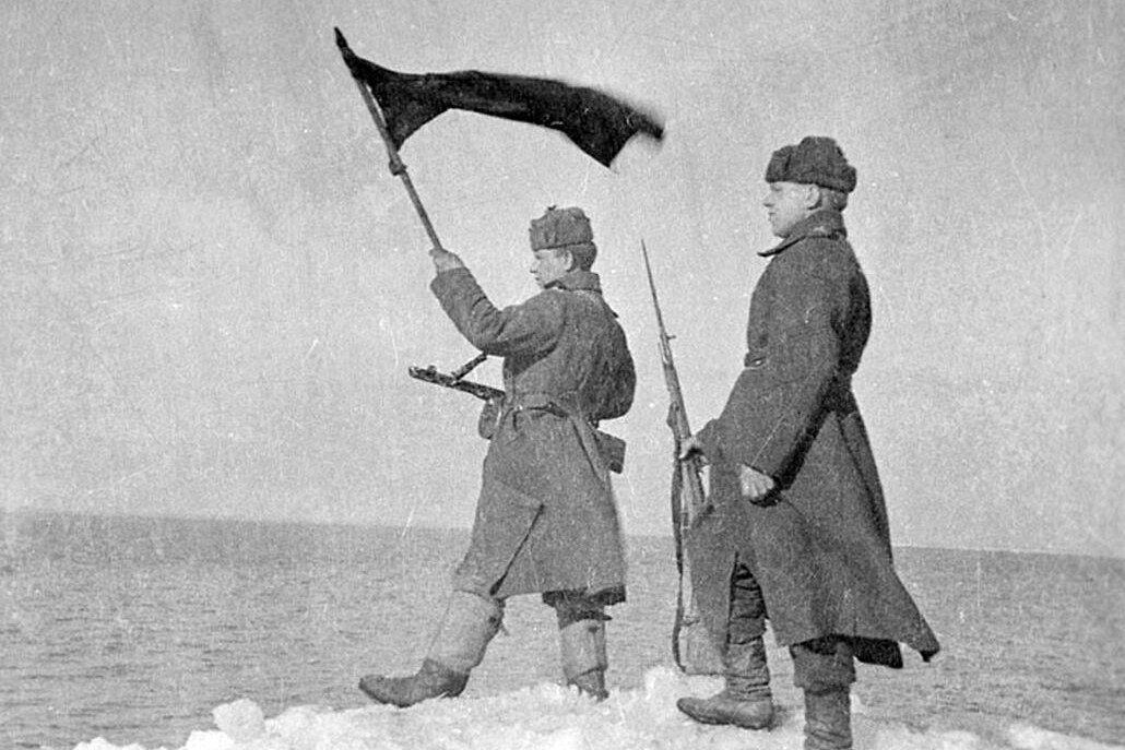 Советские бойцы с Красным флагом на берегу Балтийского моря. Восточная Пруссия. Март 1945 г.