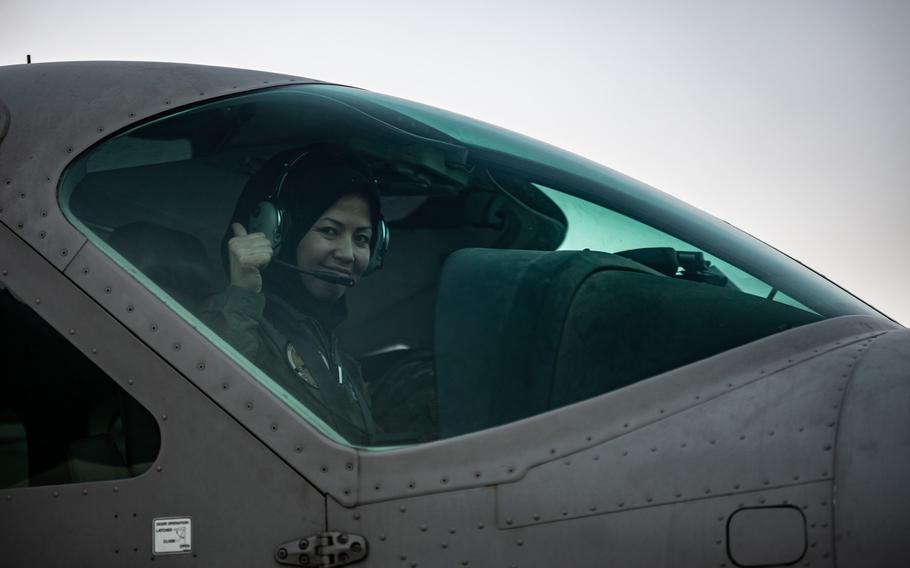 Сафия Ферози демонстрирует хорошее настроение в кабине своего самолета. Кабул. 2017