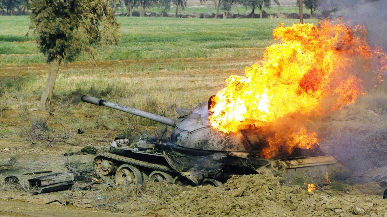 Горящий иракский танк Т-54 в пригородах Кербелы