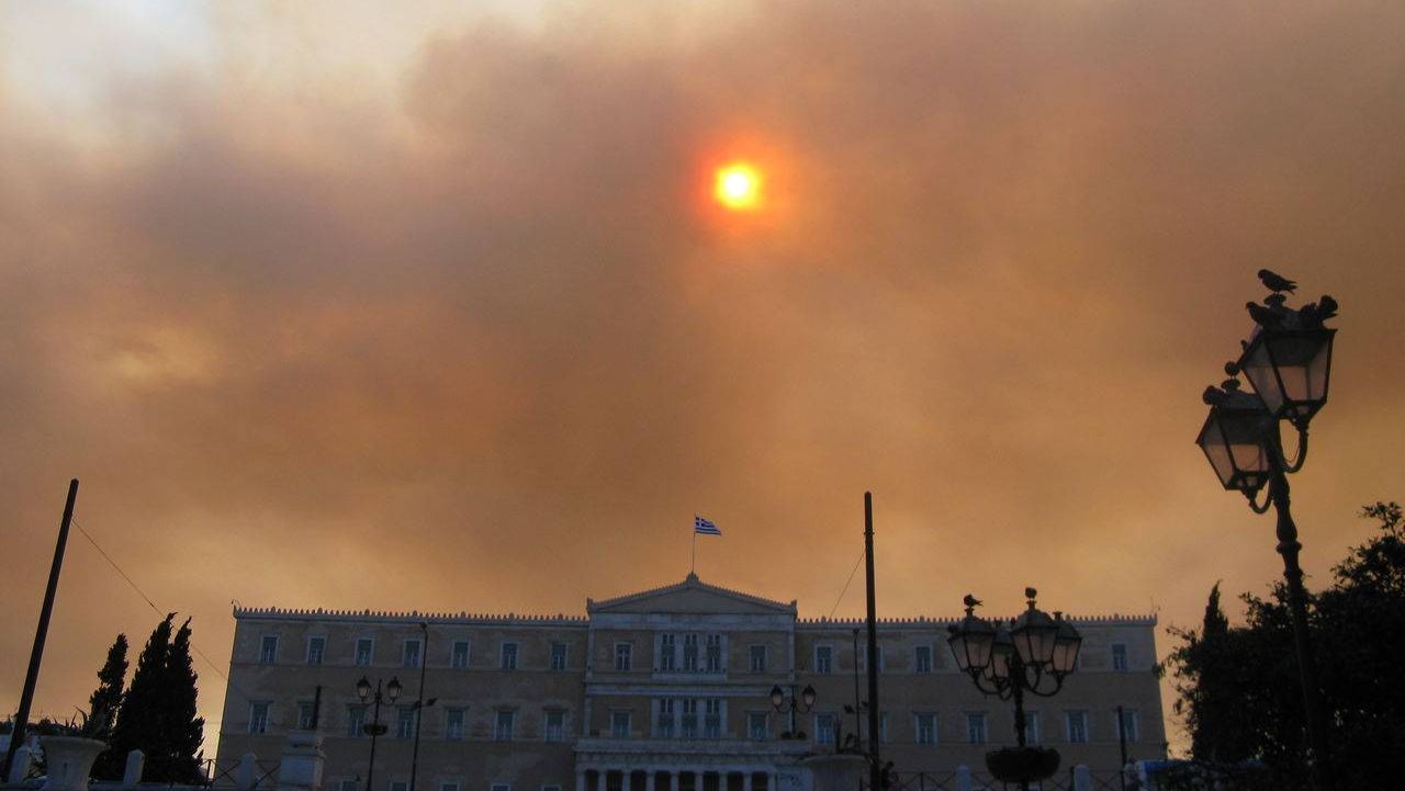 Облако дыма над зданием Парламента Греции, Афины