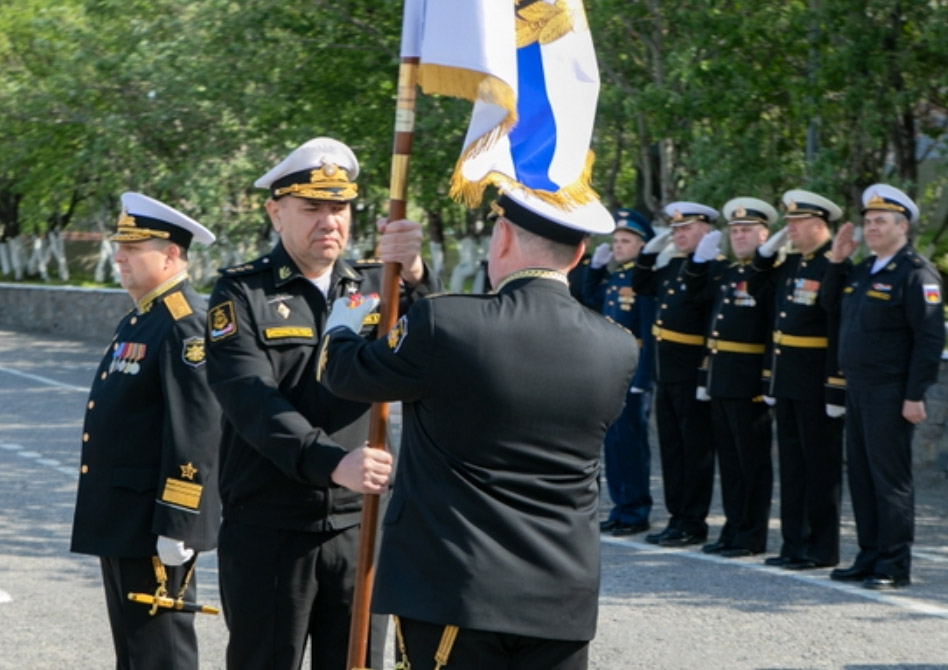 На Северном флоте состоялась церемония передачи личного штандарта новому командующему Кольской флотилией разнородных сил