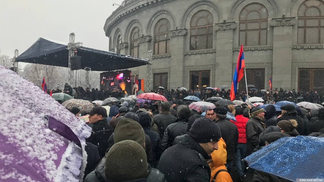 Митинг на площади перед зданием оперы в Ереване 20 февраля 2020