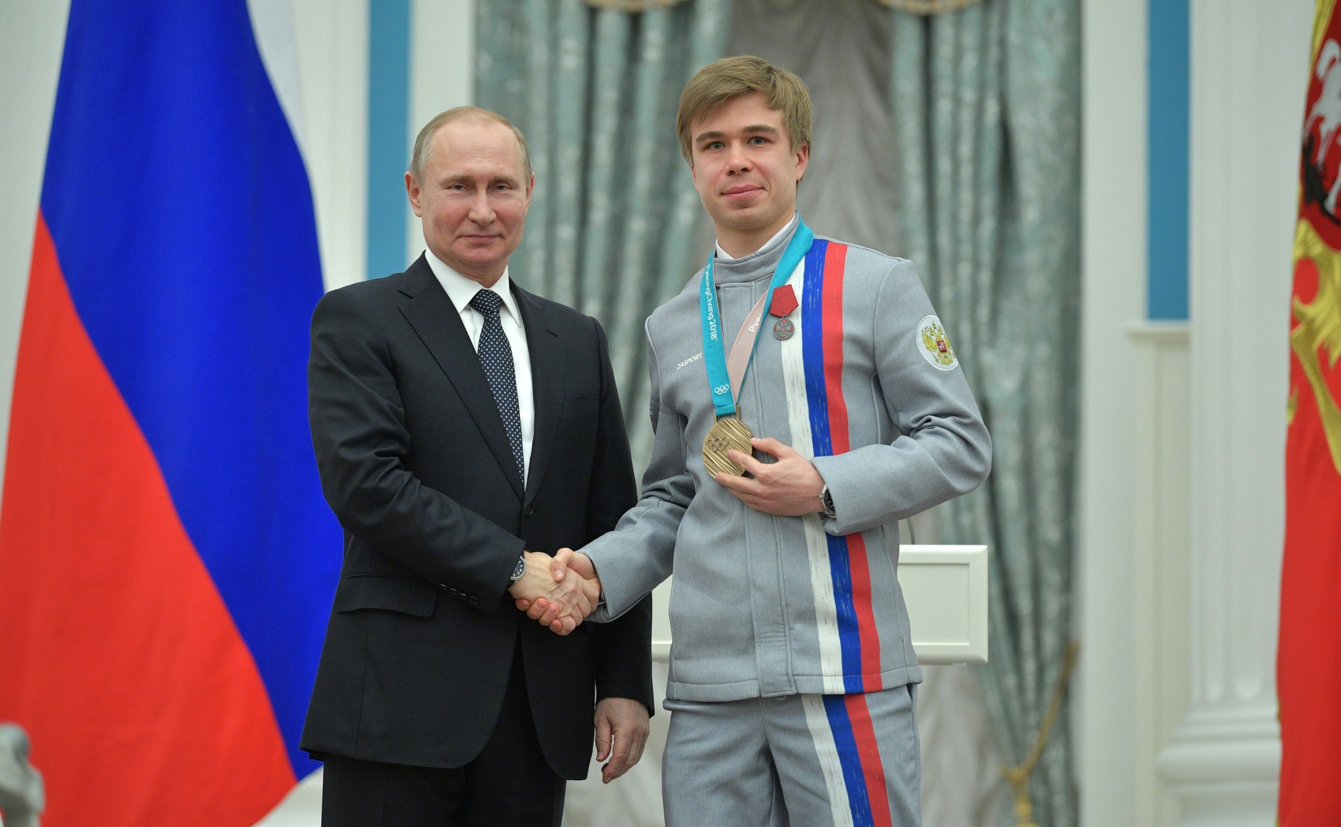 Президент России Владимир Путин и спортсмен Семён Елистратов