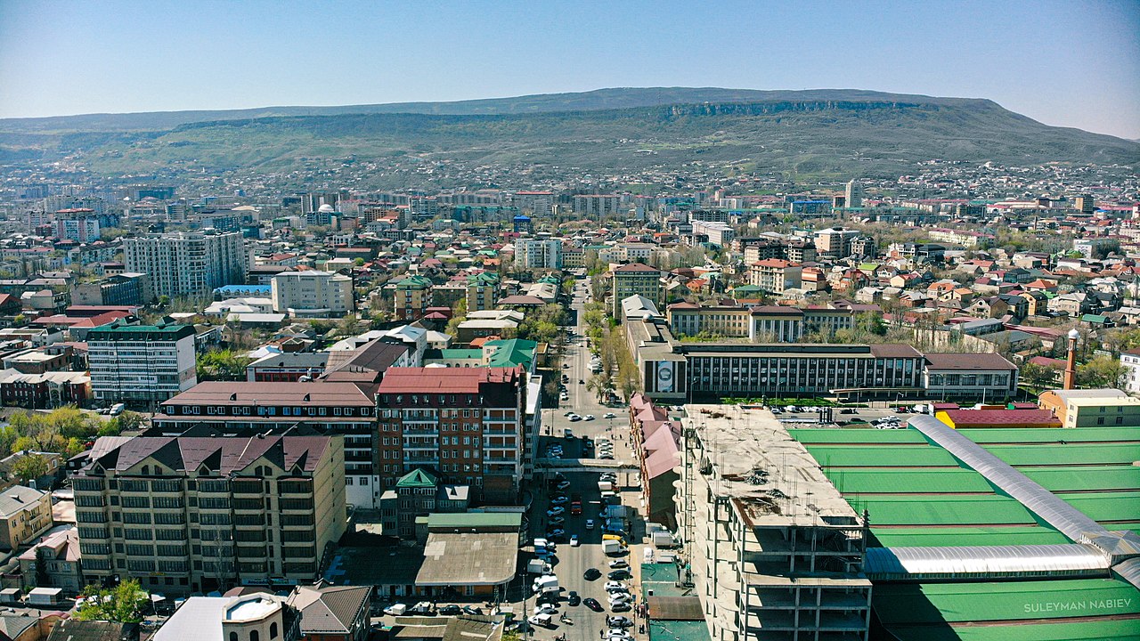 Махачкала. Вид на город и гору Тарки-Тау. Дагестан
