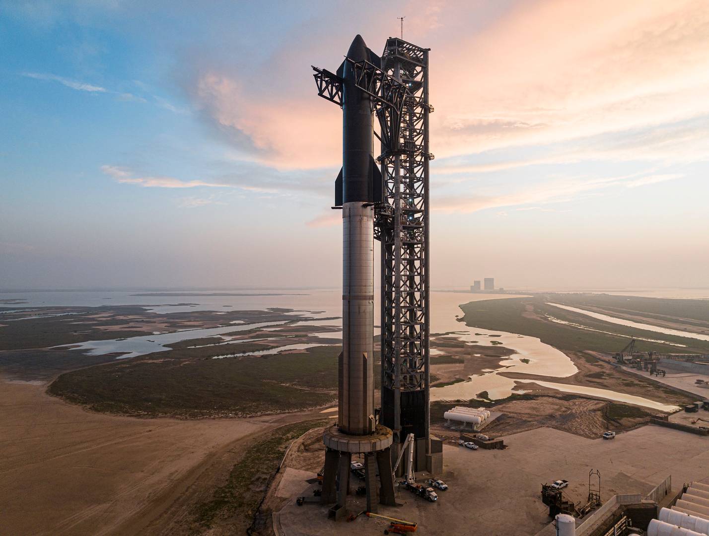 Ракета Starship на стартовой площадке