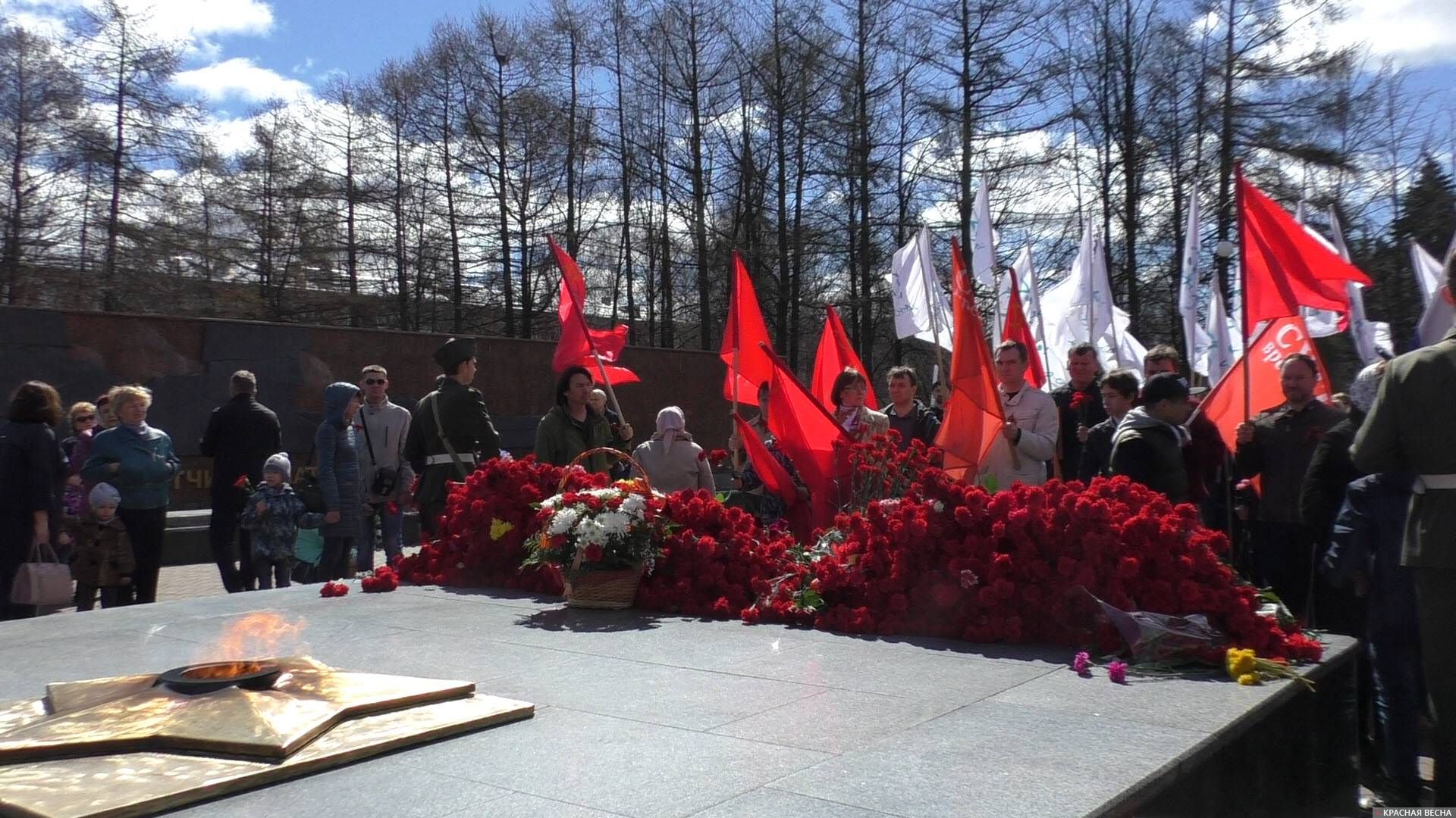 Возложение цветов к Вечному огню 9 мая 2018 г. Ижевск
