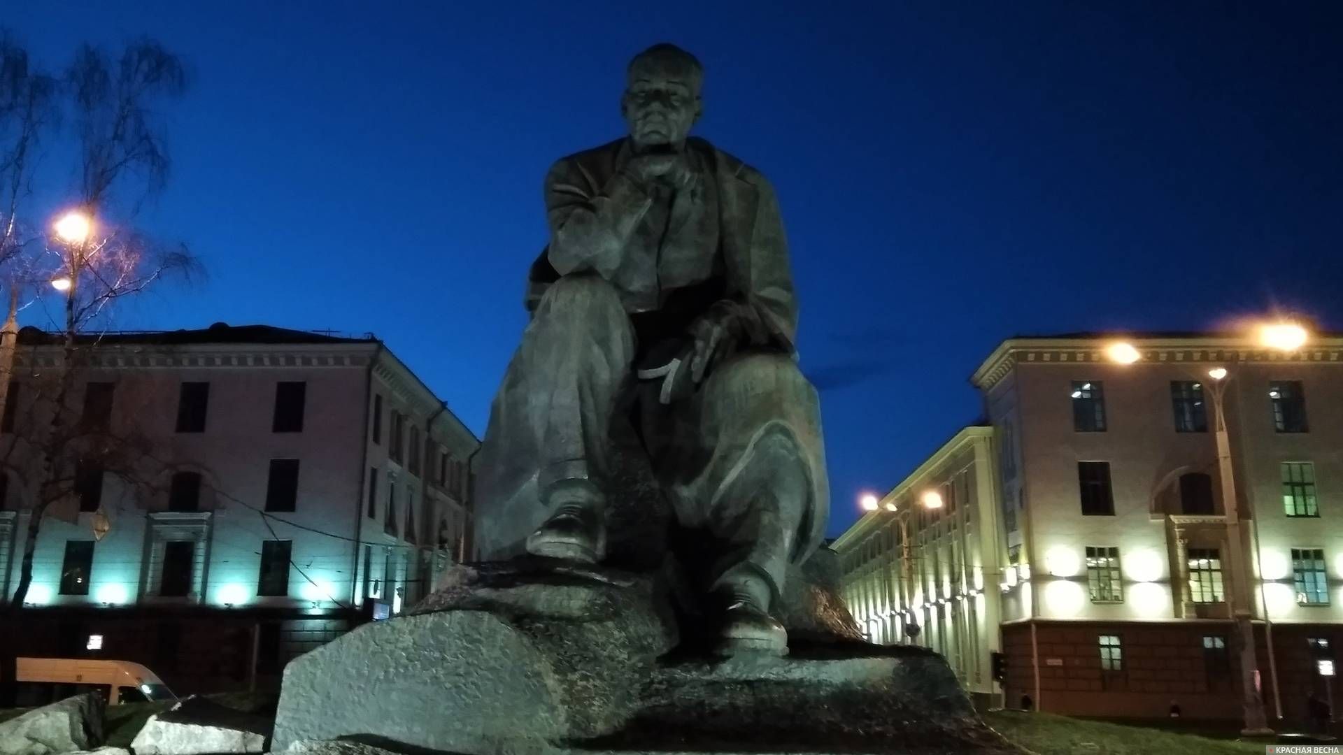 Памятник Якубу Коласу на одноименной площади