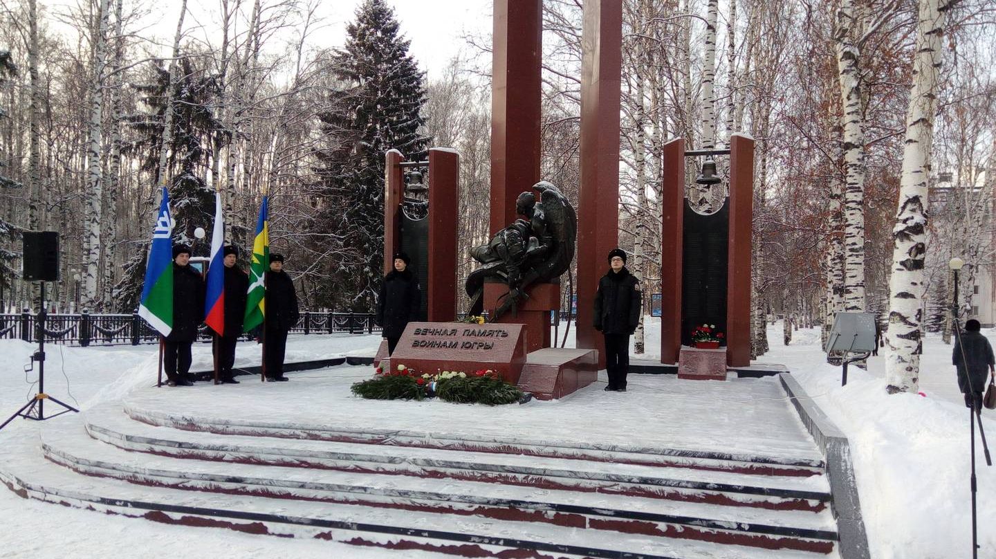 Почетный караул у монумента Вечная память воинам Югры