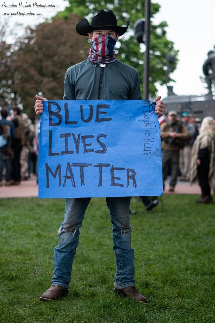 «Blue Lives Matter», англ.: Жизни полицейских тоже что-то значат — кампания памяти полицейских, погибших при исполнении профессиональных обязанностей