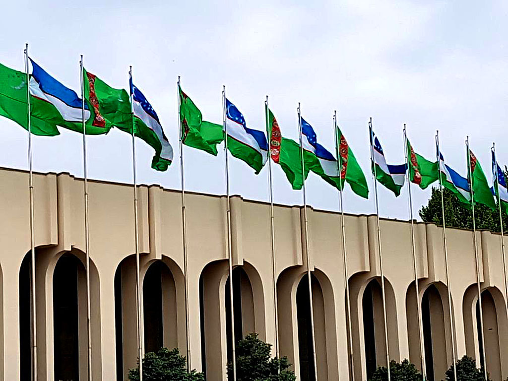 Государственные флаги Узбекистана и Туркмении