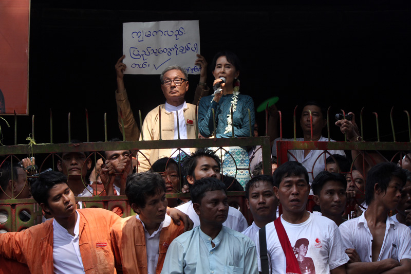 Аун Сан Су Чжи выступает перед сторонниками