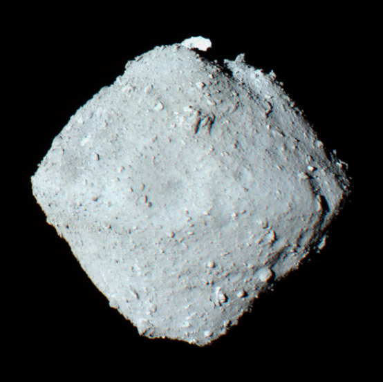 Вид астероида C-типа 162173 Ryugu, видимый камерой ONC-T на борту «Хаябуса2»