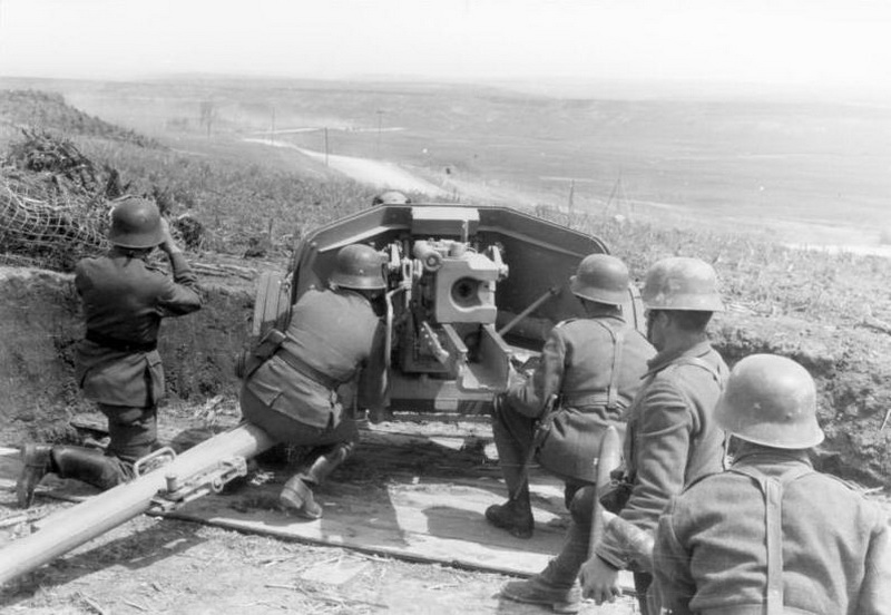 Фашистские войска ведут обстрел вражеской территории.Восточный фронт (СССР) 1943
