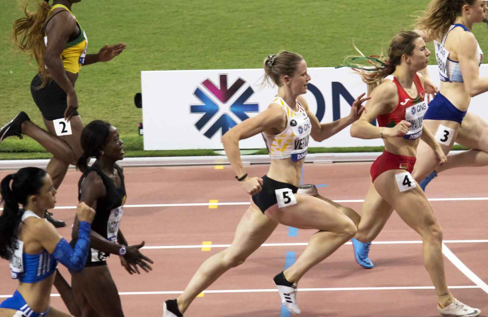 Кристина Тимановская финиширует на дистанции 200 метров на соревнованиях 2019 года