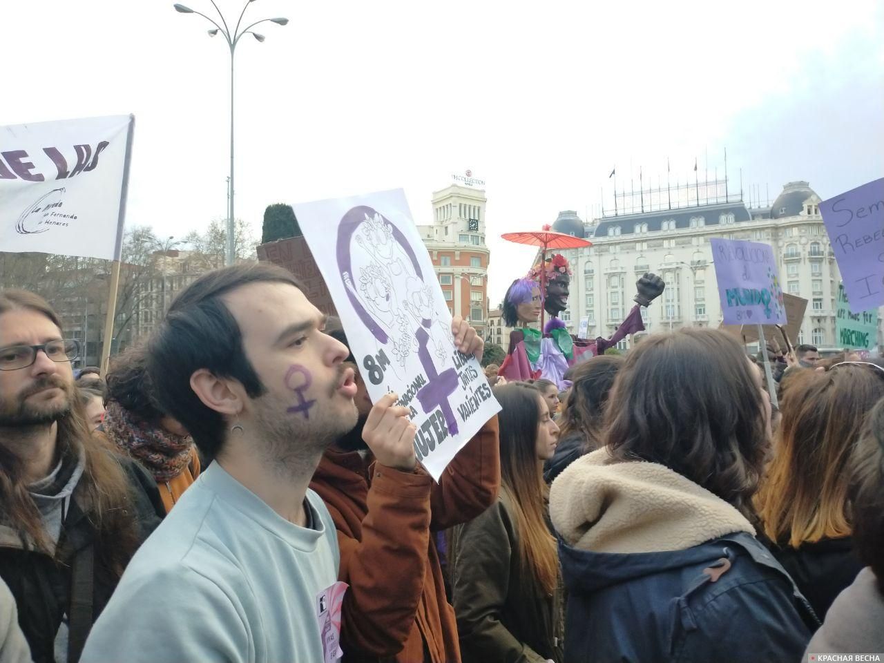 Марш феминисток в центре Мадрида