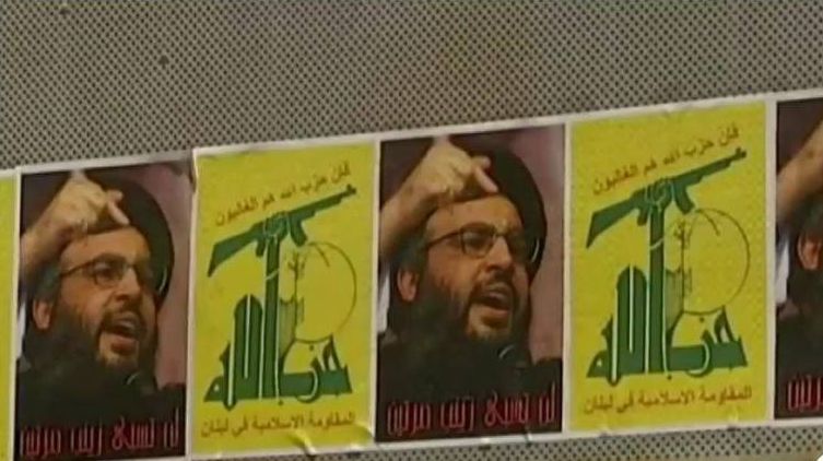 Плакат с изображением флага Хезболлы и Хасана Насраллы в Бейруте