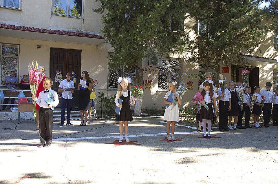 Вручение учебников арифметики выпущенных РВС первоклассникам в одной из школ г. Севастополя. 1 сентября 2016 г.