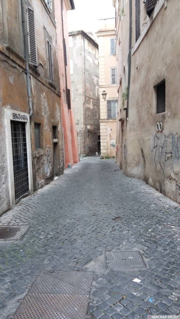 Италия Рим старинная улица, канализационные люки