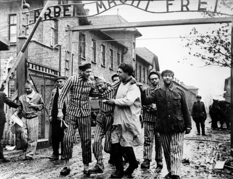 Советские солдаты выводят освобождённых узников концлагеря