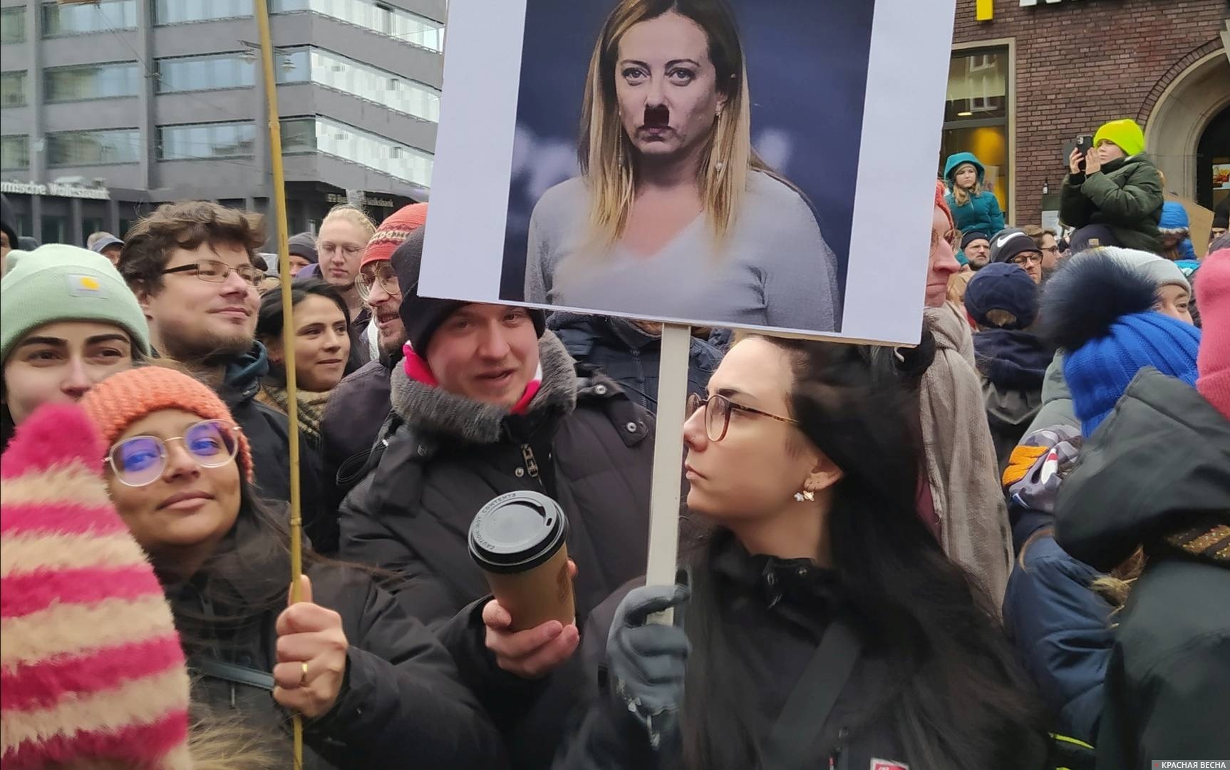 Бремен. Демонстрация против правых сил. Итальянская девушка с изображением премьер-министра Италии Джорджии Мелони с пририсованными гитлеровскими усами