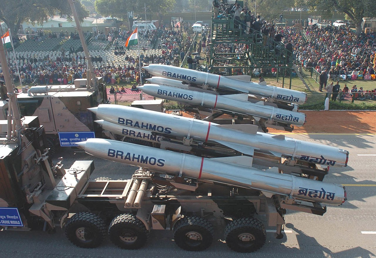 Ракетная система Brahmos проходит через Раджпат во время генеральной репетиции парада ко Дню Республики. Индия
