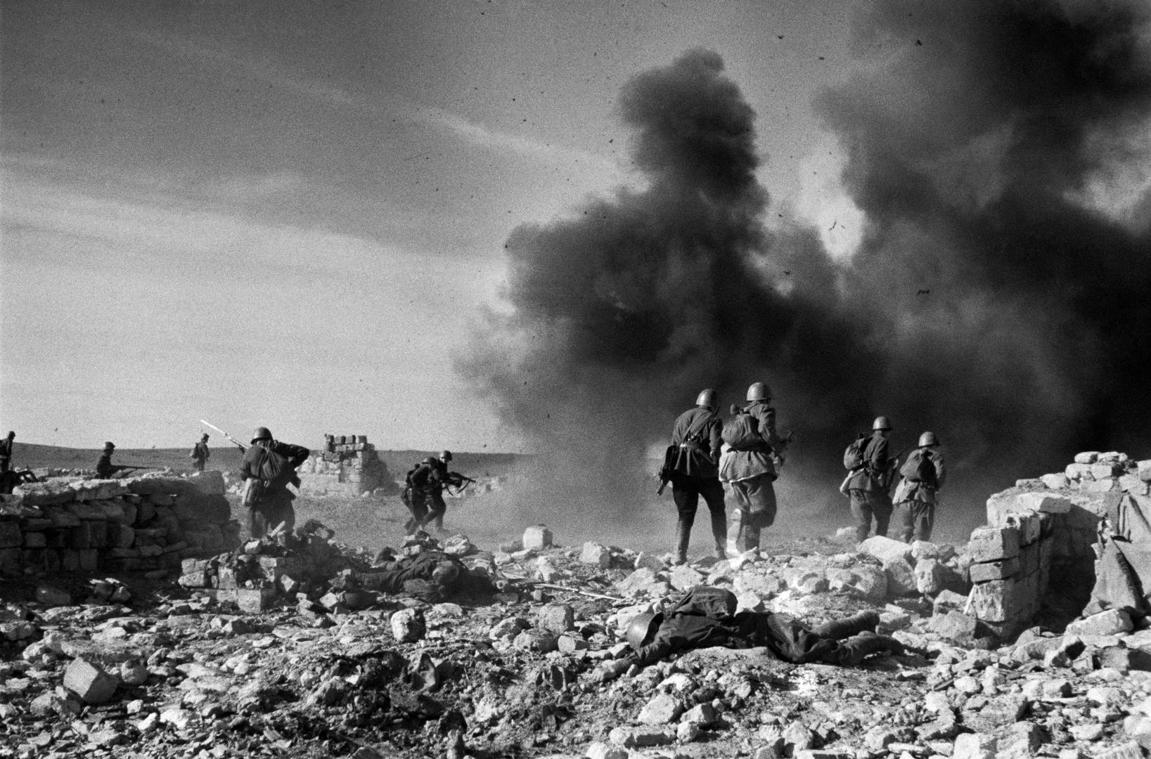 Красноармейцы в бою за деревню Корпечь в Крыму, апрель 1942 года
