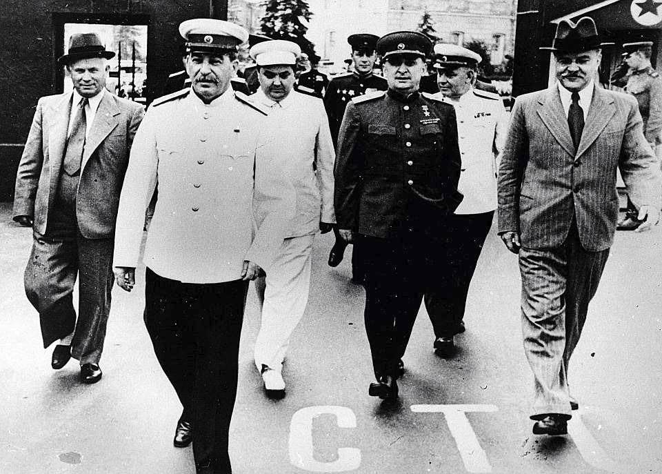 Члены советского правительства выходят из ворот Кремля. Слева направо — Хрущев, Сталин, Маленков, Берия, Молотов