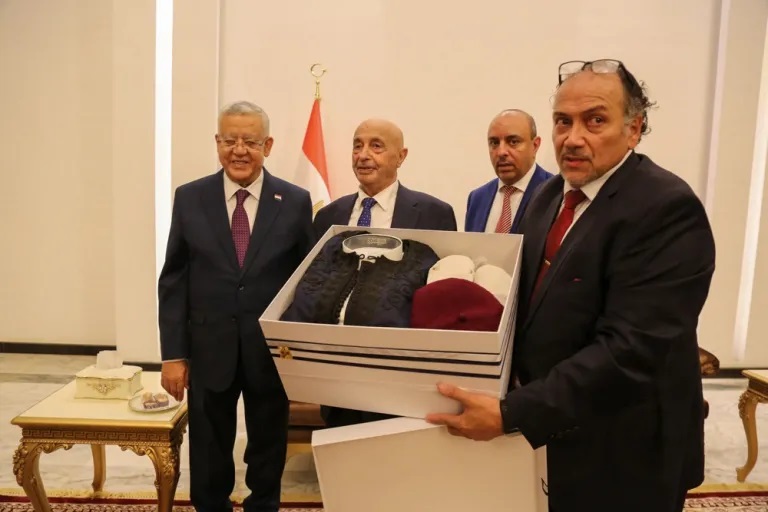 Вручение памятного подарка делегации египетского парламента