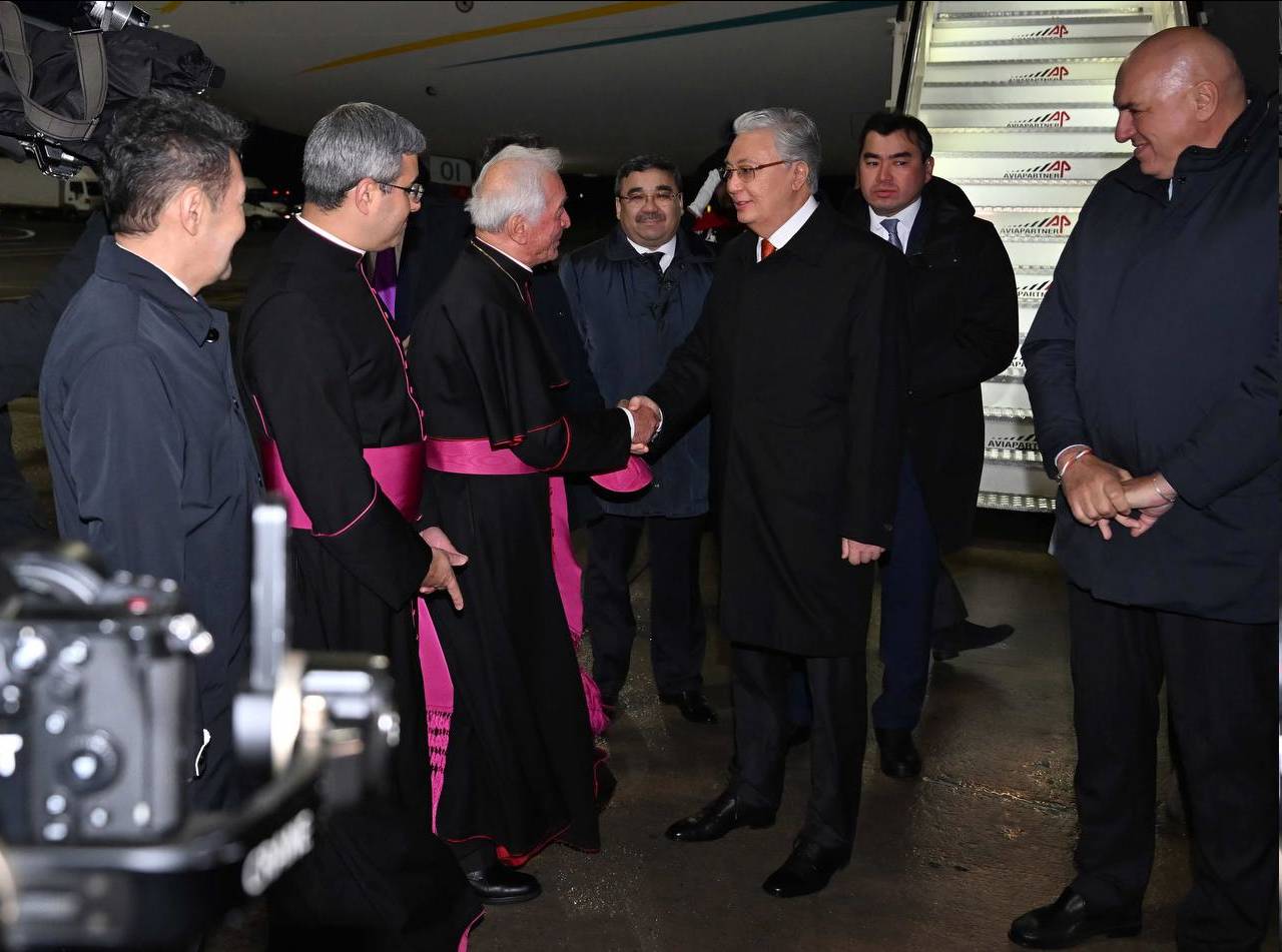 Представитель папы римского Франческо Каналини здоровается с президентом Казахстана Касымом-Жомартом Токаевым в аэропорту Рима