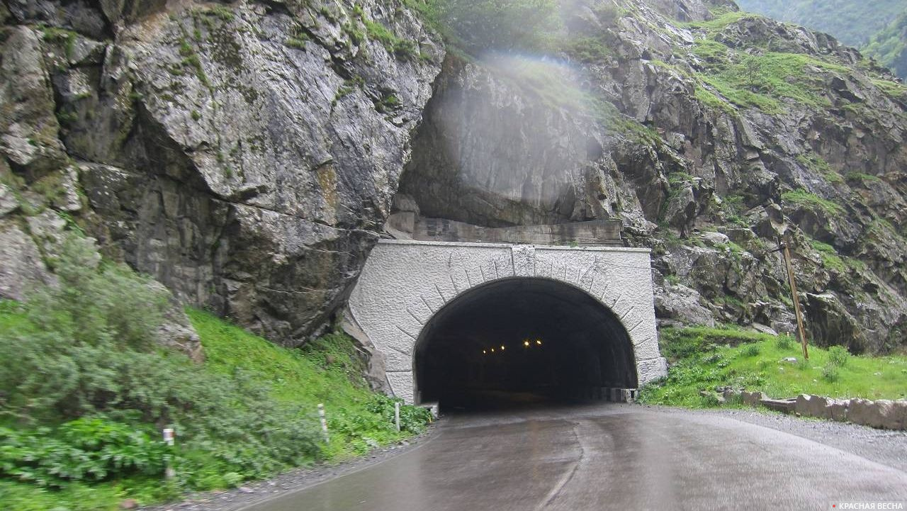 Въезд в тоннель. Военно-грузинская дорога.
