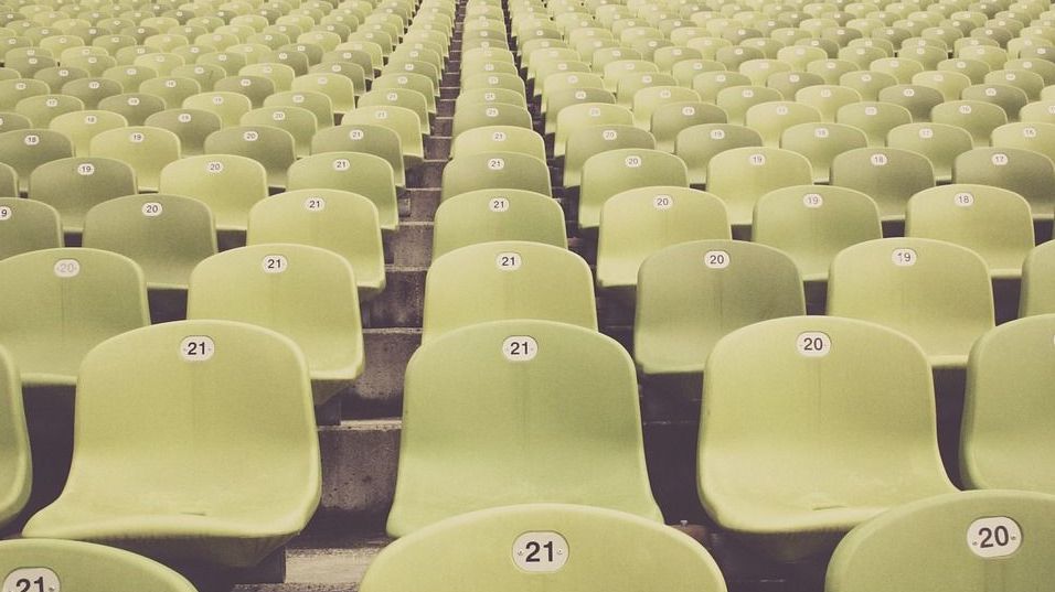 Пустые кресла для зрителей