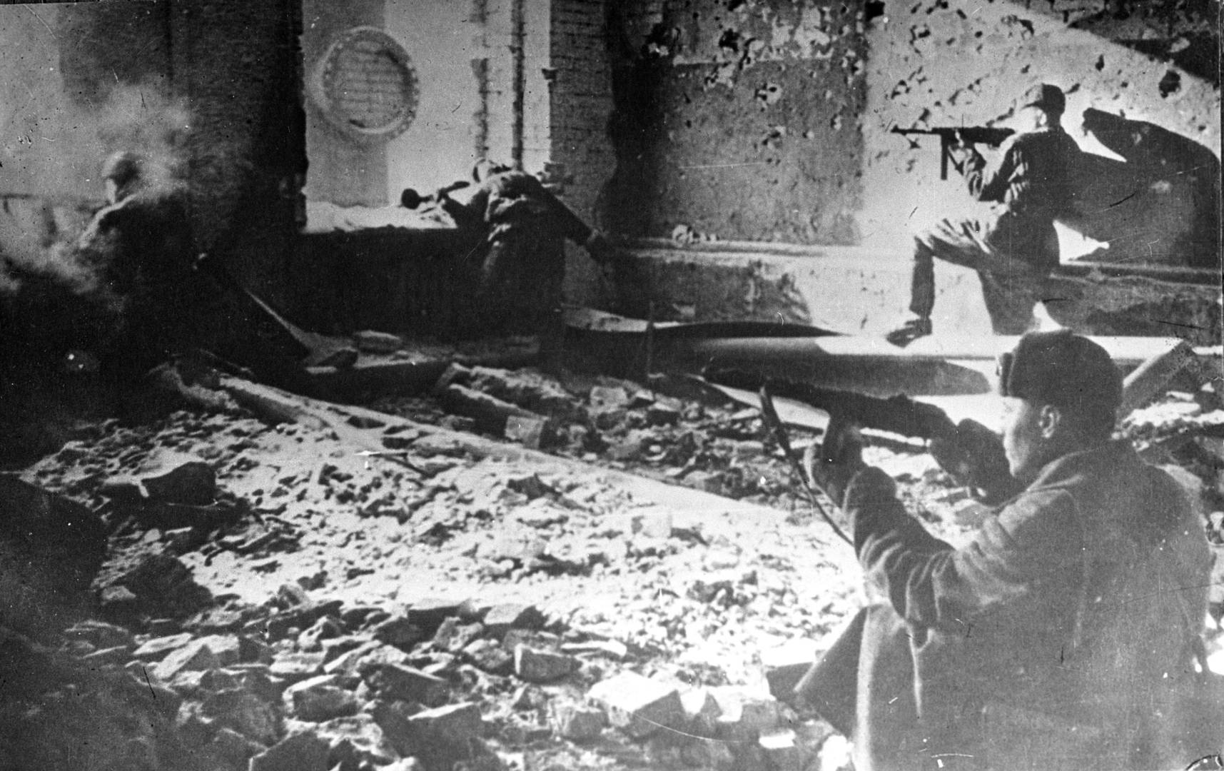 Советские бойцы ведут огонь из окон разрушенного здания в Сталинграде. 1942