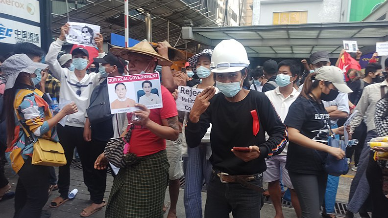 Протестующие на улицах. Мьянма