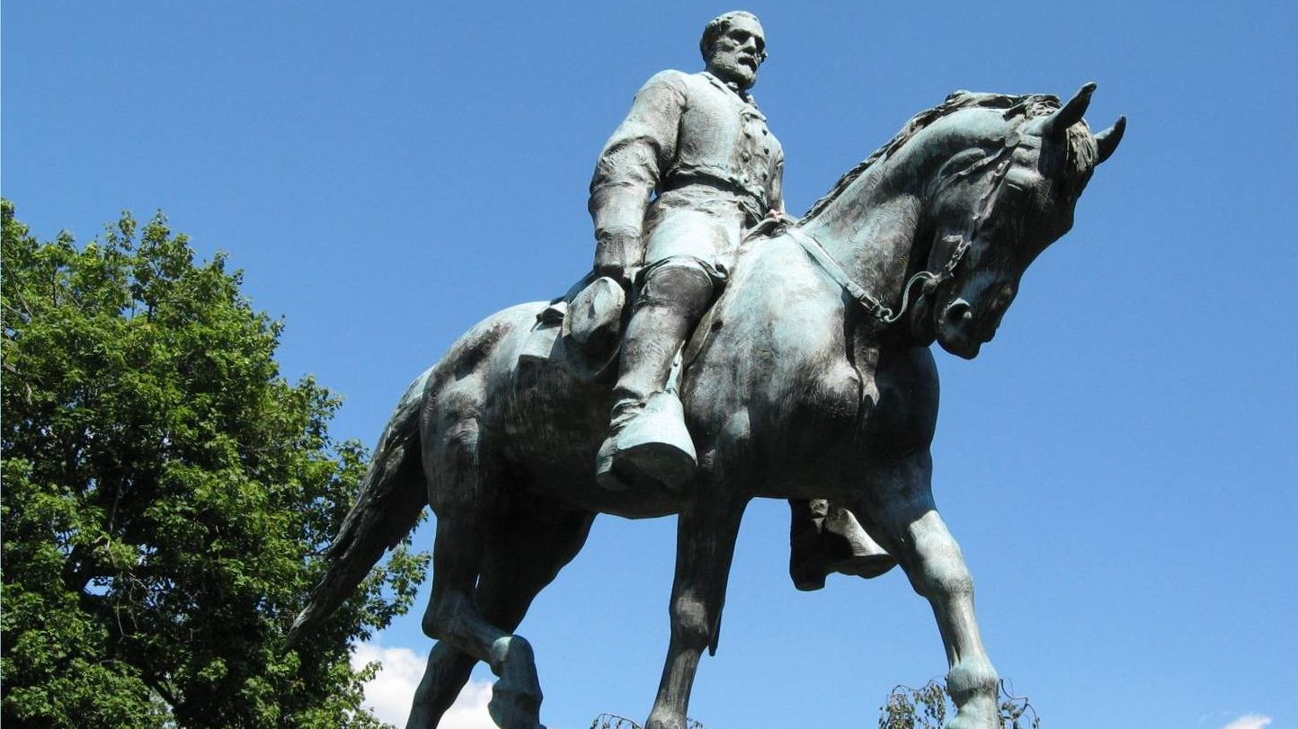 Памятник генералу южан Роберту Лее в Шарлотсвилле