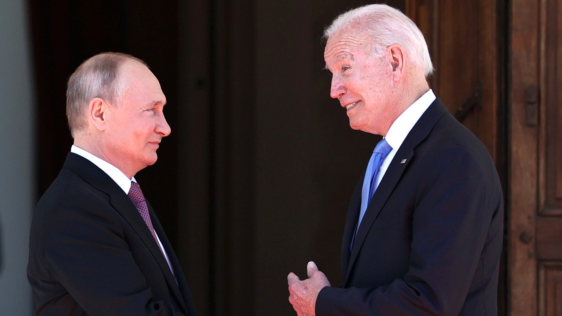 Владимир Путин и Джо Байден на переговорах в Женеве 16 июня 2021 года