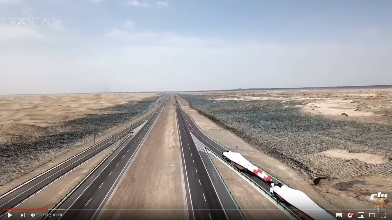 Автомагистраль в Китае с озеленением пустыни