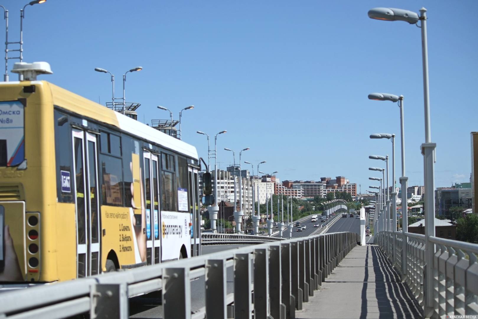 Автобус едет по метромосту. Омск